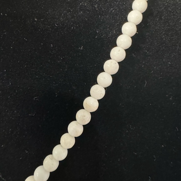 White coral beads and flower choker with crystal center stone. - Picture 3 of 5